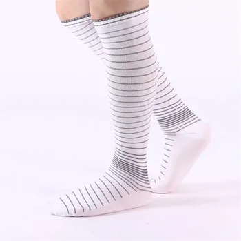 Vyriški elastiniai glaudinimo kojinės virš kelio juostos sporto ilgai barelį slėgio kulkšnies kojinės，coolmax Greitai džiūsta kojinės